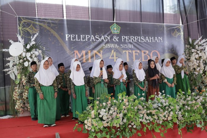 Paduan Suara Kelas 5 MIN 4 Tebo Berhasil Membuat Haru Suasana saat Bawakan Lagu Perpisahan untuk Kakak Kelas