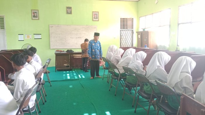 Pastikan Kesiapan Ujian, Kepala MTsN 5 Tebo Pantau Gladi Bersih TKA Siswa Miftahul Huda