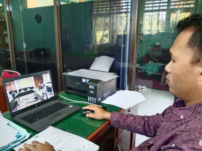 Operator EMISGTK MTsN 1 Bungo Ikuti Live Streaming Evaluasi dan Sosialisasi Sistem EMISGTK Terbaru