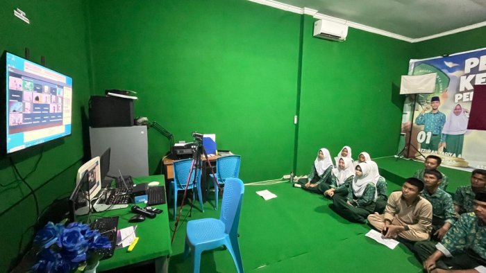 MAN 2 Kota Jambi Ikut Serta dalam Kegiatan Virtual FKPT Jambi: Menumbuhkan Empati Digital untuk Cegah Terorisme MAN 2 Kota Jambi Ikut Serta dalam Kegiatan Virtual FKPT Jambi: Menumbuhkan Empati Digital untuk Cegah Terorisme