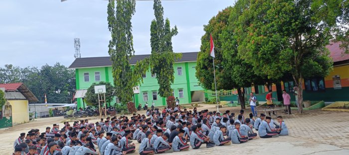 Guru BK MTsN 2 Bungo Tekankan Pentingnya Disiplin Siswa Guru BK MTsN 2 Bungo Tekankan Pentingnya Disiplin Siswa