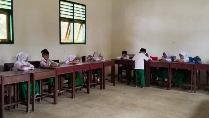 Tradisi Berbagi Makin Berkembang, Siswa Kelas 1A MIN 4 Tebo Bagikan Kelengkeng Hasil Panen Sendiri