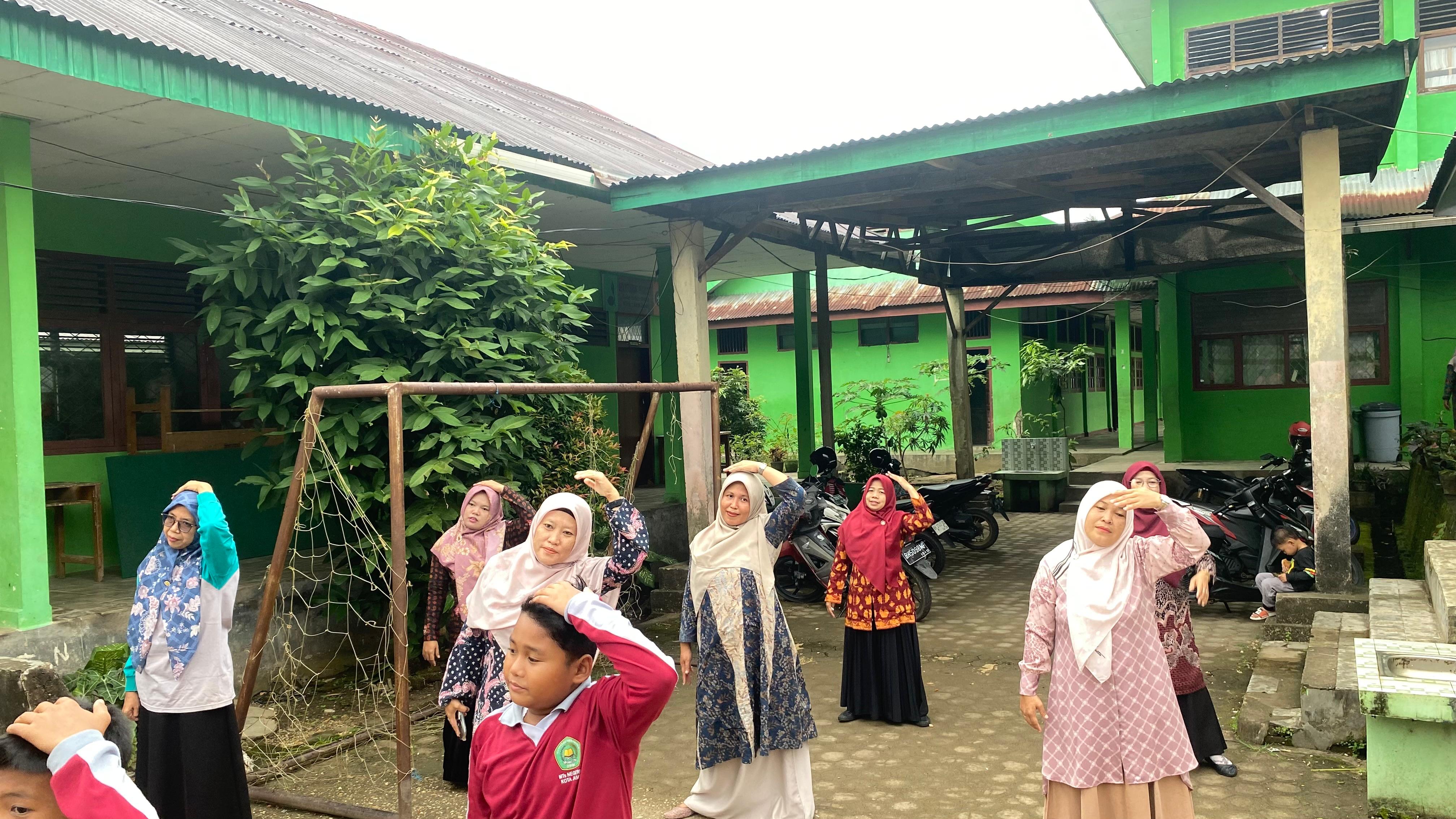 Antusiasme Guru dan Siswa MTs Negeri 1 Kota Jambi Ikuti Latihan Senam Anak Indonesia Hebat Antusiasme Guru dan Siswa MTs Negeri 1 Kota Jambi Ikuti Latihan Senam Anak Indonesia Hebat