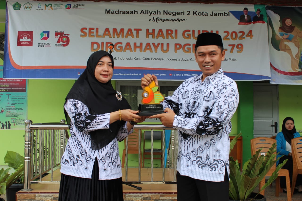 Di Hari Guru, Kepala MAN 2 Kota Jambi Terima Penghargaan Prestasi dari Ekskul Pramuka dan Sanggar Tari Di Hari Guru, Kepala MAN 2 Kota Jambi Terima Penghargaan Prestasi dari Ekskul Pramuka dan Sanggar Tari