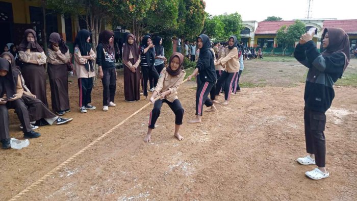 Lomba Tarik Tambang Meriahkan Class Meeting MTsN 2 Bungo Lomba Tarik Tambang Meriahkan Class Meeting MTsN 2 Bungo