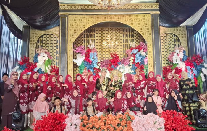 Keluarga Besar MTsN 2 Bungo Hadiri Acara Pernikahan Guru Bahasa Arab sebagai Wujud Kebersamaan dan Solidaritas Keluarga Besar MTsN 2 Bungo Hadiri Acara Pernikahan Guru Bahasa Arab sebagai Wujud Kebersamaan dan Solidaritas