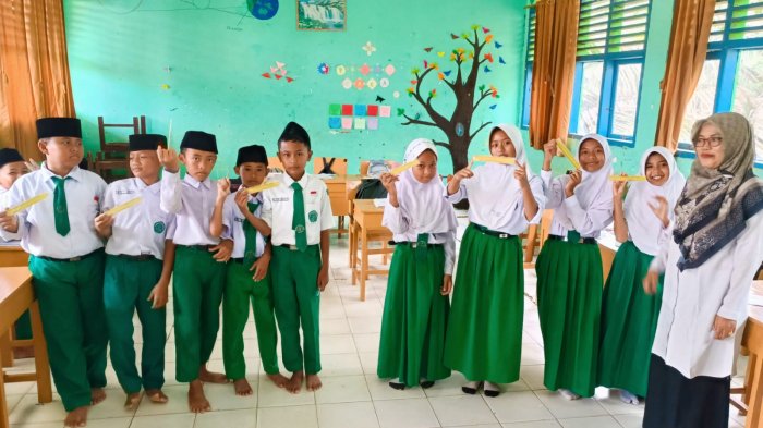 Senangnya Siswa MIN 4 Tebo Terima Suvenir dari Yakult Senangnya Siswa MIN 4 Tebo Terima Suvenir dari Yakult