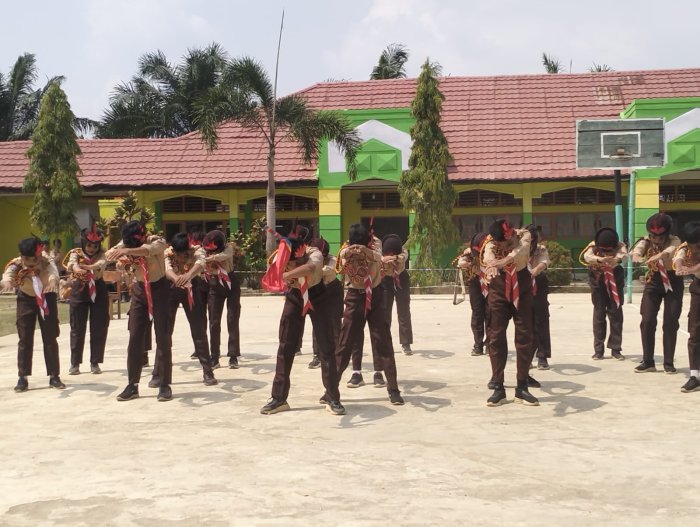 Lomba Yel-Yel Meriahkan Hari Pramuka di MTsN 1 Tebo