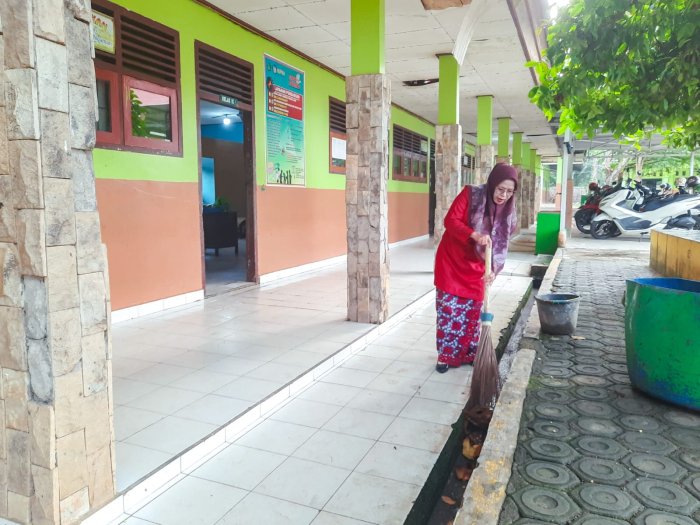 Semangat Guru Piket MTsN 1 Bungo Bersihkan Selasar Ruang Guru