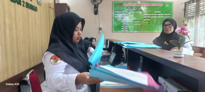 Tingkatkan Kerapian Administrasi, Staf Tata Usaha MAN 2 Bungo Laksanakan Penjilidan Jurnal Kelas Tingkatkan Kerapian Administrasi, Staf Tata Usaha MAN 2 Bungo Laksanakan Penjilidan Jurnal Kelas