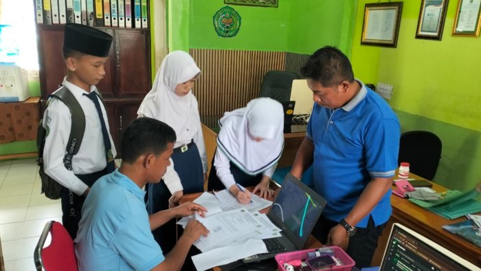 Pastikan Layanan Prima, Kepala TU MTsN 1 Batang Hari Pantau Administrasi dan Penyerahan Dokumen Kelulusan Siswa