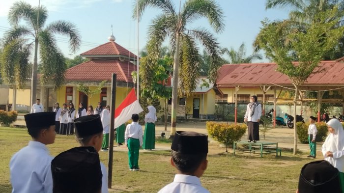 MIN 3 Tebo Gelar Upacara Bendera dengan Amanat Bertema Ilmu Itu Buruan MIN 3 Tebo Gelar Upacara Bendera dengan Amanat Bertema Ilmu Itu Buruan