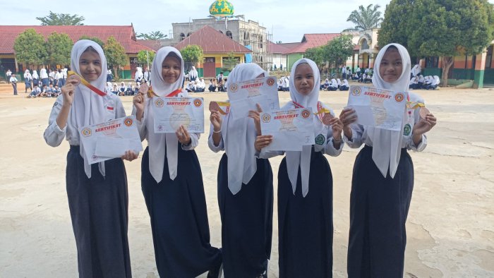 Lima Siswi MTsN 2 Bungo Terima Penghargaan Silat Lima Siswi MTsN 2 Bungo Terima Penghargaan Silat