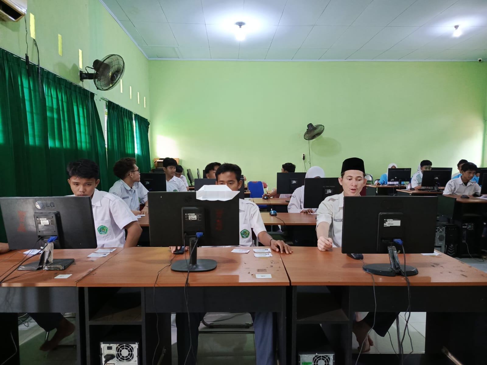 Madrasah Aliyah Negeri (MAN) 1 Kota Jambi Sukses Gelar Asesmen Madrasah Berbasis Komputer Hari Pertama Madrasah Aliyah Negeri (MAN) 1 Kota Jambi Sukses Gelar Asesmen Madrasah Berbasis Komputer Hari Pertama
