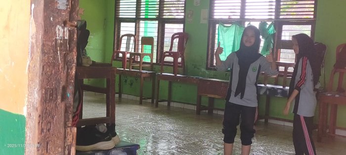Gotong Royong MTsN 2 Bungo Sambut Ujian Akhir Semester Gotong Royong MTsN 2 Bungo Sambut Ujian Akhir Semester