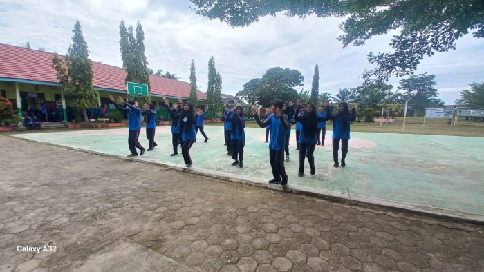 Wali Kelas Beri Dukungan Penuh Agar Kelas XII C Tampil Maksimal Wali Kelas Beri Dukungan Penuh Agar Kelas XII C Tampil Maksimal