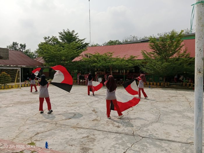 Colour Guard Jadi Fokus Pembinaan, Drumband MTsN 1 Bungo Matangkan Kemampuan Anggota Colour Guard Jadi Fokus Pembinaan, Drumband MTsN 1 Bungo Matangkan Kemampuan Anggota