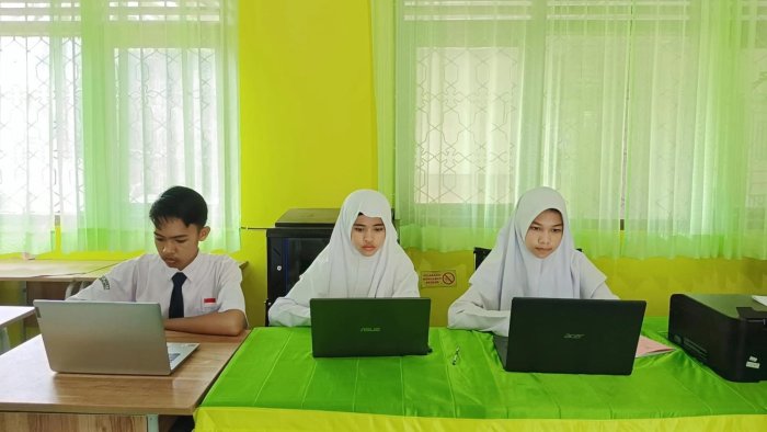 Siswa MTsN 2 Bungo Ikuti Simulasi IPA Secara Aktif