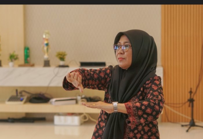 Penuh Khidmat, Wakasis MTsN 1 Batang Hari Jadi Dirigen di Halal Bi Halal Kemenag Batang Hari Penuh Khidmat, Wakasis MTsN 1 Batang Hari Jadi Dirigen di Halal Bi Halal Kemenag Batang Hari