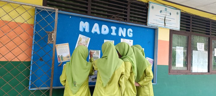 Siswa MTsN 2 Bungo Antusias Cari Informasi di Mading Siswa MTsN 2 Bungo Antusias Cari Informasi di Mading