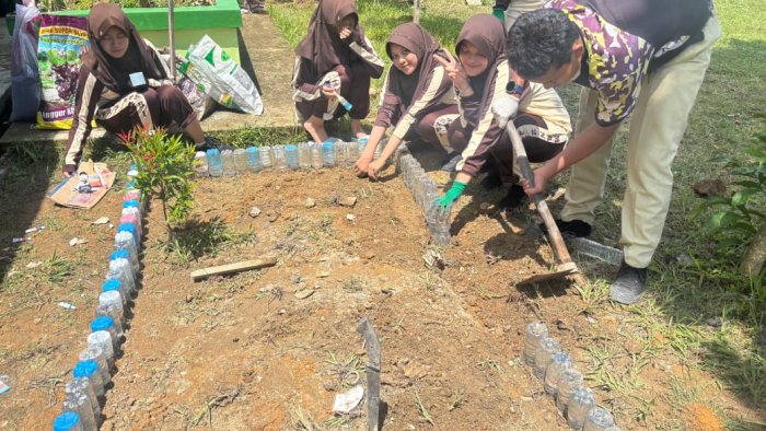 MAN 2 Kota Jambi Akhiri P5RA dengan Aksi Hijau: Siswa Sulap Sampah Jadi Taman Apotek Hidup dan Hiasan Kelas! MAN 2 Kota Jambi Akhiri P5RA dengan Aksi Hijau: Siswa Sulap Sampah Jadi Taman Apotek Hidup dan Hiasan Kelas!