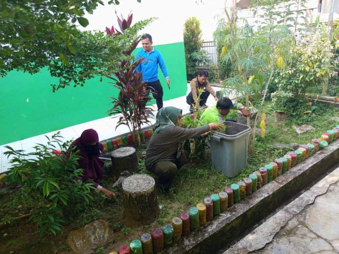 Ciptakan Lingkungan Bersih dan Nyaman, Guru MAN 2 Bungo Kompak Lakukan Gotong Royong Ciptakan Lingkungan Bersih dan Nyaman, Guru MAN 2 Bungo Kompak Lakukan Gotong Royong