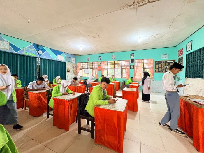 Pastikan Kelancaran Hari Pertama UM, Kepala MAN 2 Bungo Pantau Langsung ke Ruang Ujian Pastikan Kelancaran Hari Pertama UM, Kepala MAN 2 Bungo Pantau Langsung ke Ruang Ujian