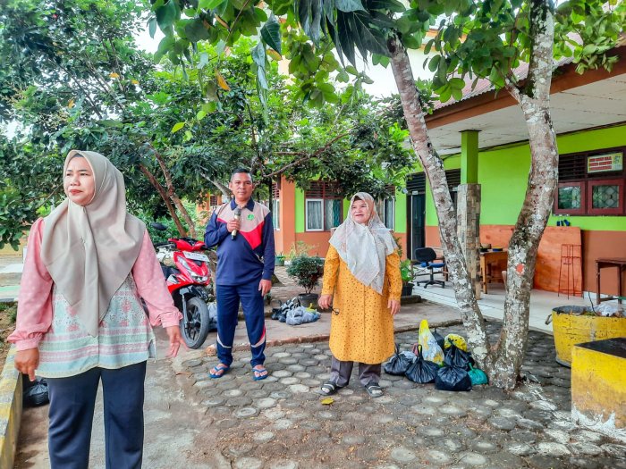 Gotong Royong dan Penghijauan Warnai MTsN 1 Bungo, Dipandu PLH Kepala Madrasah Gotong Royong dan Penghijauan Warnai MTsN 1 Bungo, Dipandu PLH Kepala Madrasah