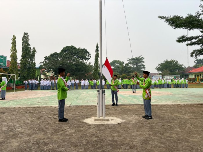 Upacara Senin MAN 2 Bungo: Menanamkan Disiplin dan Tanggung Jawab di Bulan Kemerdekaan Upacara Senin MAN 2 Bungo: Menanamkan Disiplin dan Tanggung Jawab di Bulan Kemerdekaan