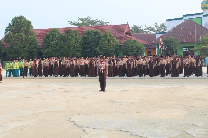 Satu Jiwa Kebersamaan, Seluruh Keluarga Besar MTsN 2 Bungo Gelar Upacara Bendera Peringati Hari Pramuka