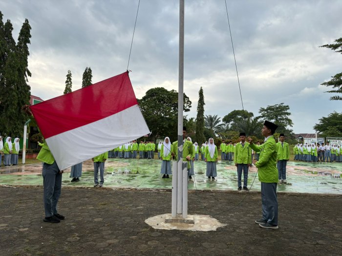 Upacara Bendera Rutin Hari Senin Tetap Berlangsung Lancar Meski Sempat Diguyur Hujan Upacara Bendera Rutin Hari Senin Tetap Berlangsung Lancar Meski Sempat Diguyur Hujan