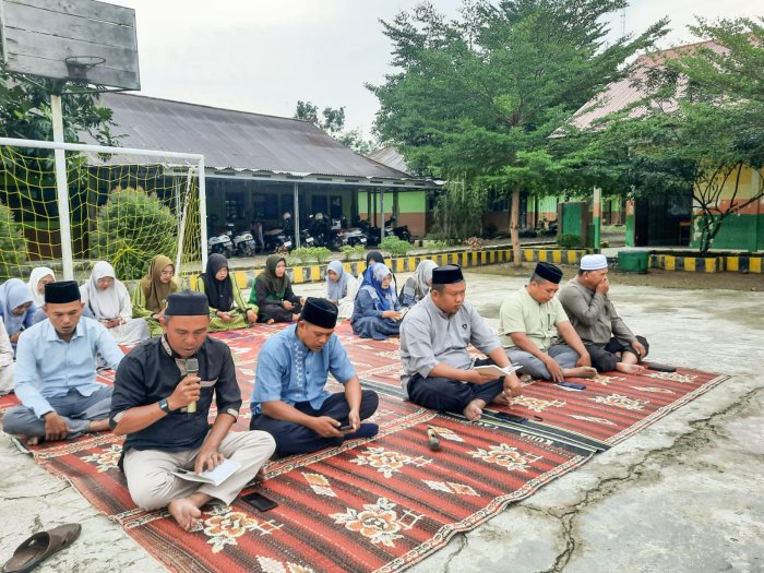 Jumat Penuh Berkah, Keluarga Besar MTsN 1 Bungo Khusyuk Laksanakan Wirid Yasin Bersama Jumat Penuh Berkah, Keluarga Besar MTsN 1 Bungo Khusyuk Laksanakan Wirid Yasin Bersama