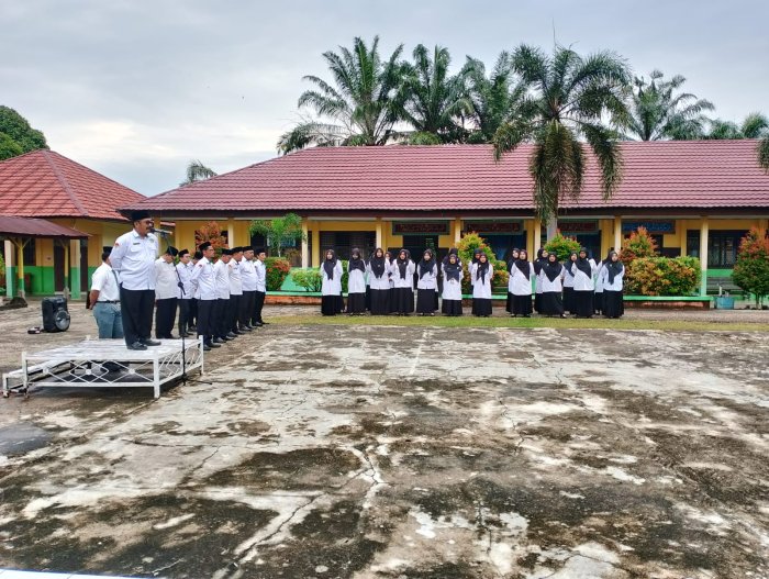 Upacara Bendera Senin, Wujud Pembinaan Disiplin dan Karakter Peserta Didik MAN 2 Tebo Upacara Bendera Senin, Wujud Pembinaan Disiplin dan Karakter Peserta Didik MAN 2 Tebo