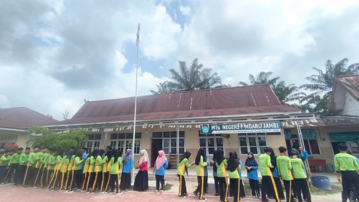 Merajut Ukhuwah Jelang Syawal, Keluarga Besar MTsN 7 Muaro Jambi Gelar Gotong Royong dan Silaturahmi Merajut Ukhuwah Jelang Syawal, Keluarga Besar MTsN 7 Muaro Jambi Gelar Gotong Royong dan Silaturahmi
