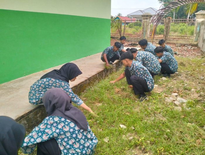 Guru Piket dan Waka Ajak Siswa Bersih-Bersih Ruangan dan Perkarangan MAN 2 Bungo Guru Piket dan Waka Ajak Siswa Bersih-Bersih Ruangan dan Perkarangan MAN 2 Bungo