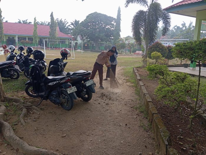 Guru Piket Kamis MAN 2 Bungo Galakkan Kegiatan Bersih-Bersih Sebelum Jam Pelajaran Dimulai Guru Piket Kamis MAN 2 Bungo Galakkan Kegiatan Bersih-Bersih Sebelum Jam Pelajaran Dimulai