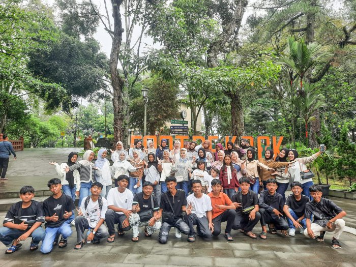 Menjelajah Ranah Minang, Menimba Ilmu Sejarah: Studi Tour dan Dharmawisata Kelas IX di Bukittinggi