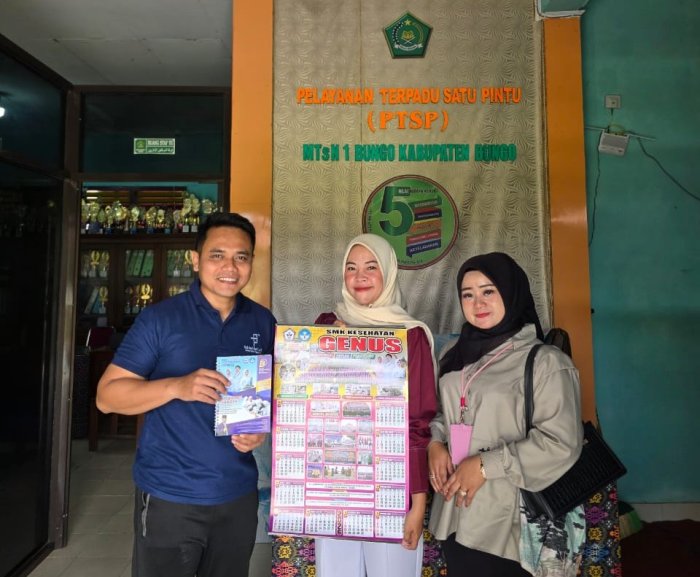 Penyerahan Kalender dan Buku Agenda Tandai Sosialisasi SMK Kesehatan Genus Bukittinggi di MTsN 1 Bungo Penyerahan Kalender dan Buku Agenda Tandai Sosialisasi SMK Kesehatan Genus Bukittinggi di MTsN 1 Bungo