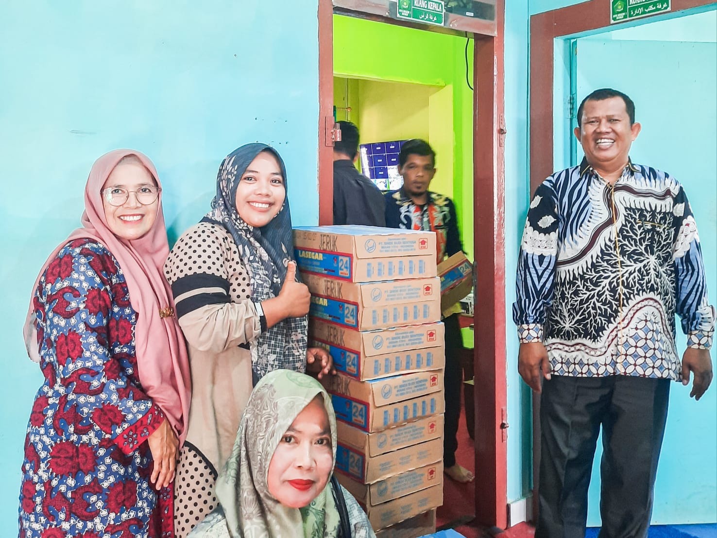 THR Berupa Minuman Lebaran Diberikan Kepada Seluruh GTK MTsN 1 Bungo, Kamad: Semoga Bermanfaat THR Berupa Minuman Lebaran Diberikan Kepada Seluruh GTK MTsN 1 Bungo, Kamad: Semoga Bermanfaat