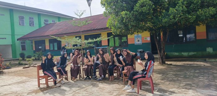 Tim Penyemangat MTsN 2 Bungo Sukses Bangkitkan Antusias Lomba Futsal Antar Kelas Tim Penyemangat MTsN 2 Bungo Sukses Bangkitkan Antusias Lomba Futsal Antar Kelas