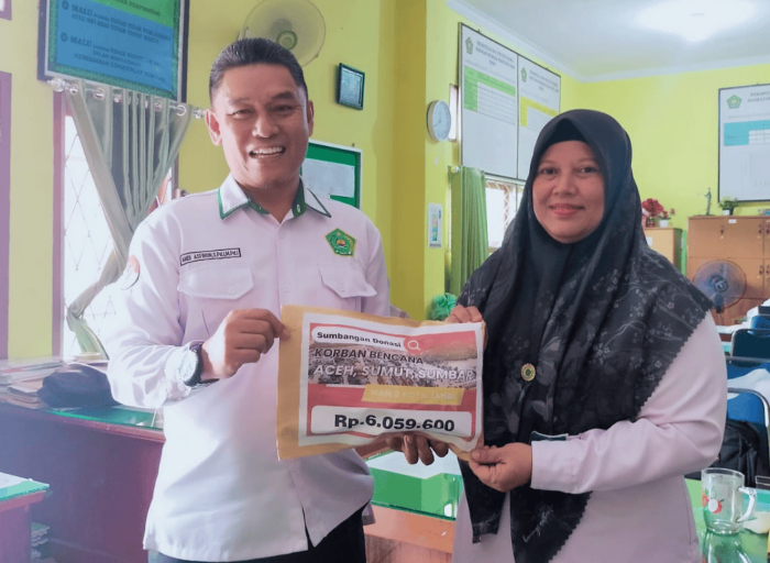 Kepala MAN 2 Kota Jambi Salurkan Donasi Kemanusiaan untuk Korban Bencana di Sumatera Kepala MAN 2 Kota Jambi Salurkan Donasi Kemanusiaan untuk Korban Bencana di Sumatera