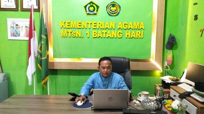 Komitmen Tanpa Batas: Kepala MTsN 1 Batang Hari Tetap Kawal Persiapan Lebaran Yatim dan Disabilitas di Sela Kesibukannya