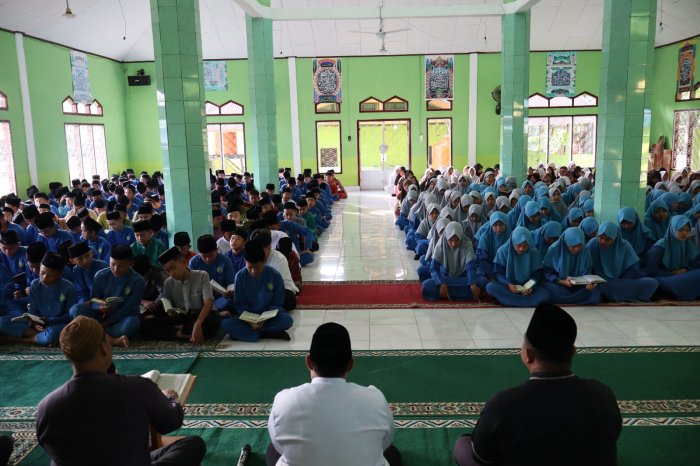 Perdana bagi Murid Baru, MTsN 1 Batang Hari Gelar Kegiatan Rutin Pembacaan Surah Yasin Bersama di Mushola Madrasah