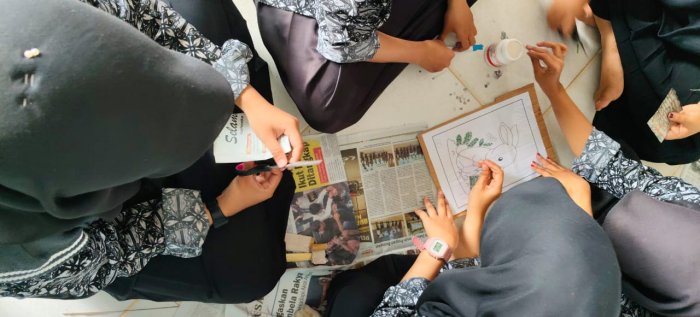 Siswa MAN 2 Tebo Belajar Membuat Mozaik Kertas Manfaatkan Limbah Siswa MAN 2 Tebo Belajar Membuat Mozaik Kertas Manfaatkan Limbah