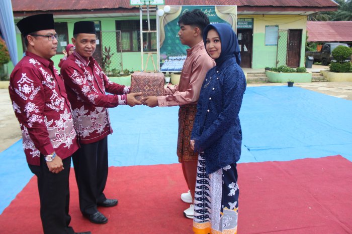 Wujud Bakti dan Cinta Almamater, Siswa Kelas IX Serahkan Kenang-kenangan Spesial untuk MTsN 2 Bungo