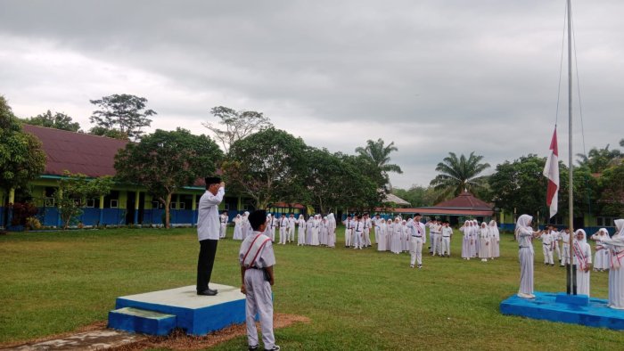 Disiplin dan Nasionalisme Ditanamkan, MTsN 5 Tebo Rutin Gelar Upacara Bendera Setiap Senin Disiplin dan Nasionalisme Ditanamkan, MTsN 5 Tebo Rutin Gelar Upacara Bendera Setiap Senin