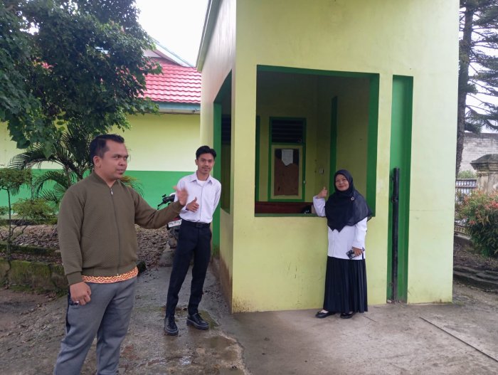 Guru Piket Senin Sambut Kedatangan Siswa dengan Penuh Keakraban Guru Piket Senin Sambut Kedatangan Siswa dengan Penuh Keakraban