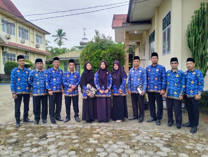 Majelis Guru MIN 1 Tanjung Jabung Barat Menjadi Petugas Apel Hari Kesadaran Nasional di Kemenag Tanjung Jabung Barat Majelis Guru MIN 1 Tanjung Jabung Barat Menjadi Petugas Apel Hari Kesadaran Nasional di Kemenag Tanjung Jabung Barat