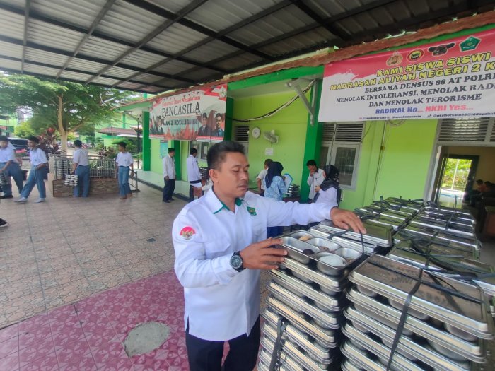 Kepala MAN 2 Kota Jambi Turun Tangan! Program Makan Bergizi Gratis Berjalan Lancar, Siswa Antusias Menjemput Jatah