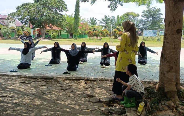 Wali Kelas XII A, Ibu Dwi Sari Juniwati, S.Pd, Semangat Pantau Siswa Saat Latihan Tari Wali Kelas XII A, Ibu Dwi Sari Juniwati, S.Pd, Semangat Pantau Siswa Saat Latihan Tari